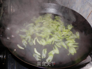 鸡蛋炒西芹的做法步骤：2