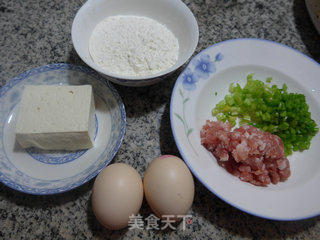 芹菜肉末豆腐鸡蛋饼的做法步骤：1