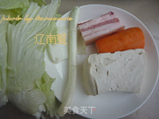 白菜炖豆腐的做法步骤：1