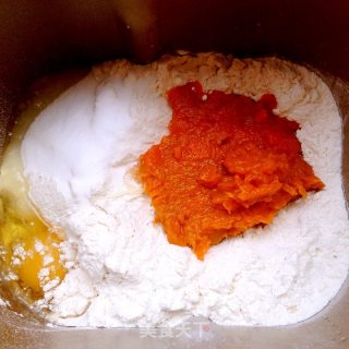 南瓜芝麻面包——天然的色彩揉进面团里的做法步骤：1