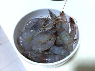 夏威夷风味虾仁菠萝饭的做法步骤：1