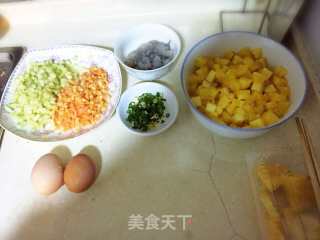 夏威夷风味虾仁菠萝饭的做法步骤：2