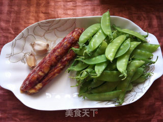 广式腊肠炒荷兰豆的做法步骤：1