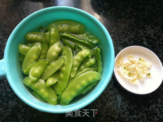 广式腊肠炒荷兰豆的做法步骤：2