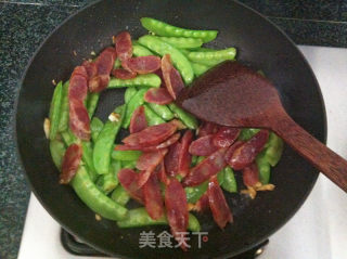 广式腊肠炒荷兰豆的做法步骤：10