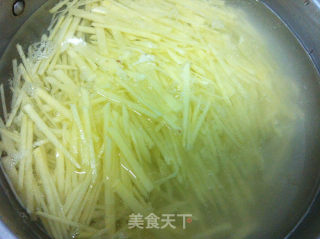 酸辣土豆丝的做法步骤：2