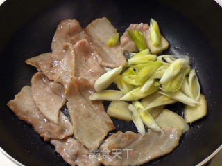 回锅肉炒年糕  我♥年糕8的做法步骤：3