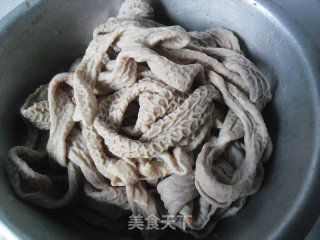 洋葱炒猪小肠的做法步骤：1