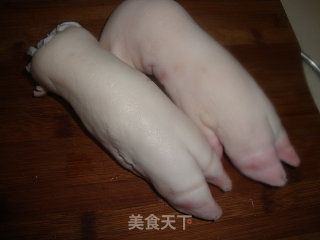 红酒焖猪蹄的做法步骤：1