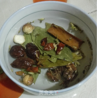 香辣凉菜油（秘制红油）的做法步骤：1
