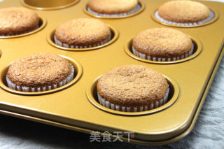 新年就要羊眉吐气—棉花糖羊杯子蛋糕的做法步骤：9