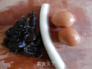 清炒木耳鸡蛋的做法步骤：1
