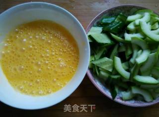 双瓜炒鸡蛋的做法步骤：2