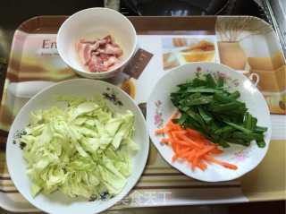 卷心菜五花肉炒粉条的做法步骤：2