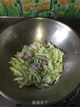 卷心菜五花肉炒粉条的做法步骤：5