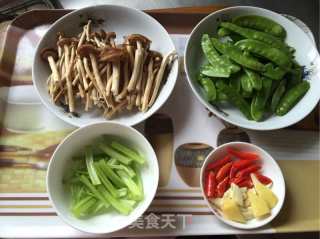 茶树菇炒荷兰豆的做法步骤：1