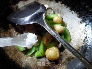 香菇莴笋炒油面筋的做法步骤：6
