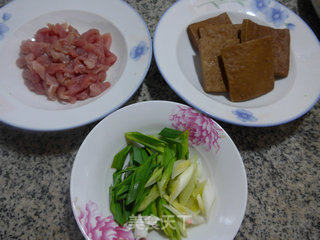 里脊肉炒香干的做法步骤：1