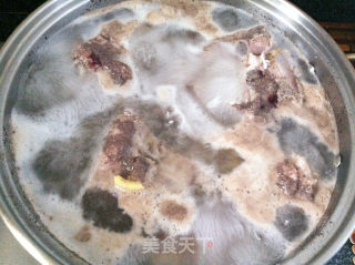 咸骨火腿萝卜汤的做法步骤：2