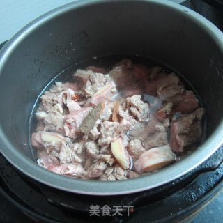 牛腩炖萝卜的做法步骤：4