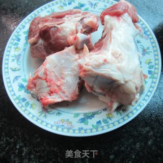 炖猪骨汤的做法步骤：1