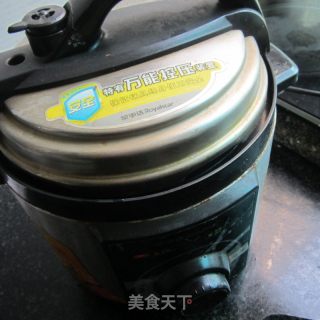 炖猪骨汤的做法步骤：4