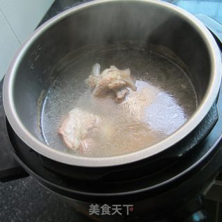 炖猪骨汤的做法步骤：5