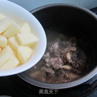 牛腩炖土豆的做法步骤：9