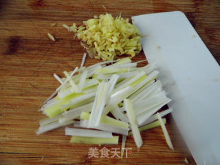 芹菜番茄炒肉丝的做法步骤：2