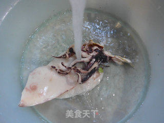 芹菜洋葱炒墨鱼鲞的做法步骤：2