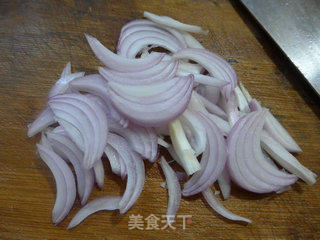 芹菜洋葱炒墨鱼鲞的做法步骤：4