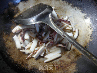 芹菜洋葱炒墨鱼鲞的做法步骤：6