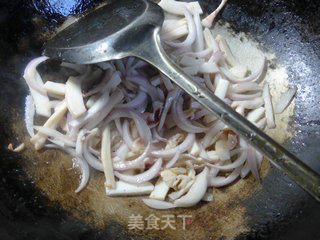 芹菜洋葱炒墨鱼鲞的做法步骤：7