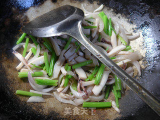 芹菜洋葱炒墨鱼鲞的做法步骤：11