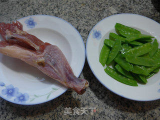 荷兰豆炒腊鸡腿的做法步骤：1