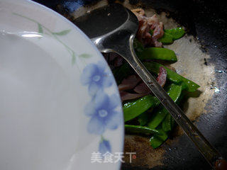 荷兰豆炒腊鸡腿的做法步骤：6
