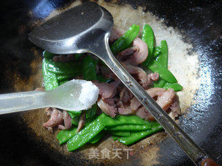 荷兰豆炒腊鸡腿的做法步骤：8