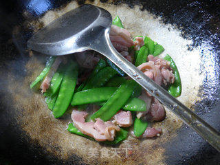 荷兰豆炒腊鸡腿的做法步骤：10
