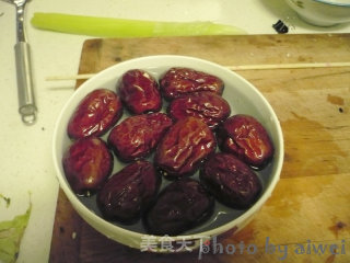红袍莲子的做法步骤：2