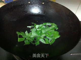 木耳炒鸡蛋的做法步骤：2