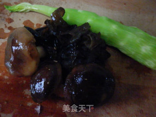香菇炒青笋的做法步骤：1