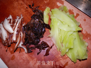 香菇炒青笋的做法步骤：2
