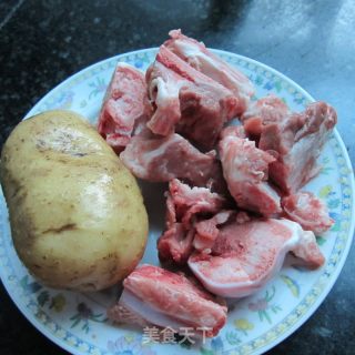 猪骨炖土豆的做法步骤：1
