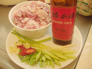 蒜苗黄酒红烧肉的做法步骤：1