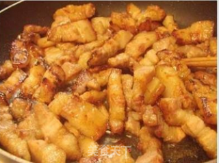 蒜苗黄酒红烧肉的做法步骤：2