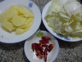 土豆炒白菜的做法步骤：1