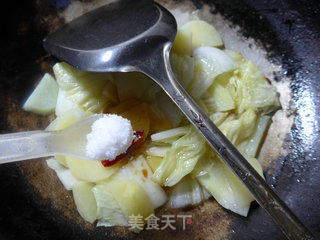 土豆炒白菜的做法步骤：8
