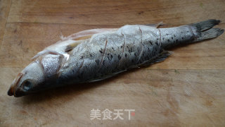 葱油鲈鱼的做法步骤：2