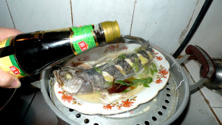 葱油鲈鱼的做法步骤：12