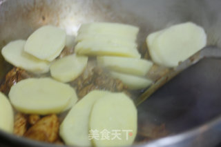 土豆烧鸡块的做法步骤：7